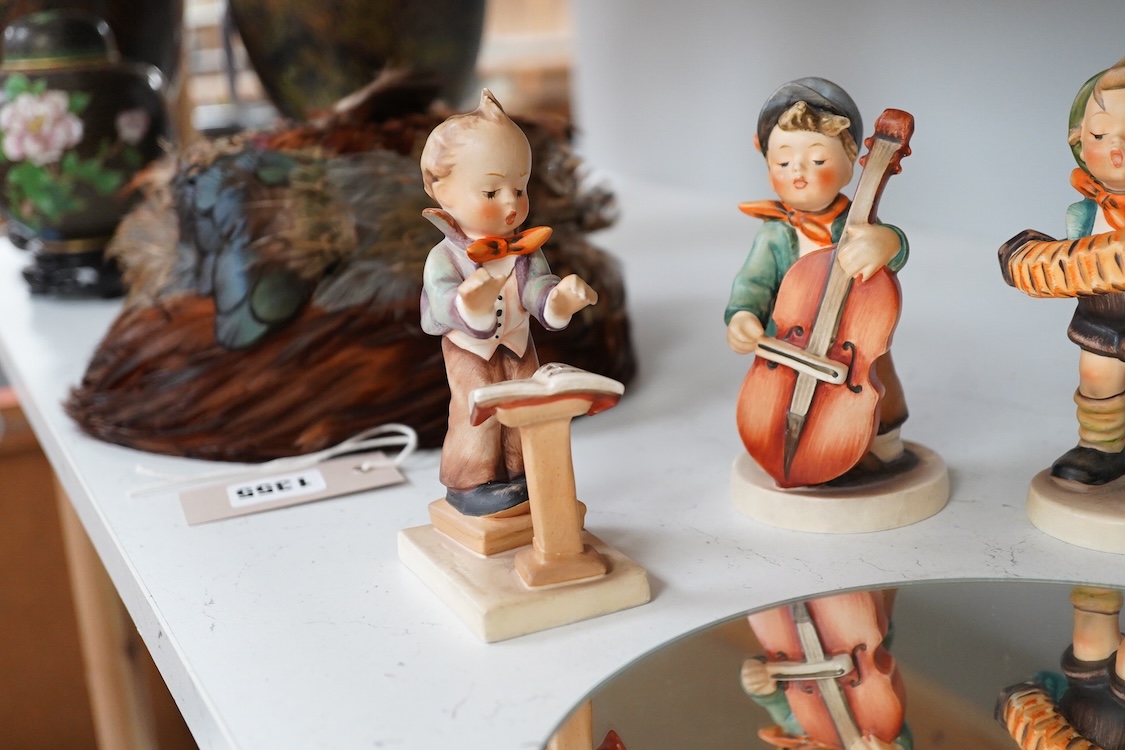 Goebel complete orchestra of four instrumentalists, a choir master and four singers (8).